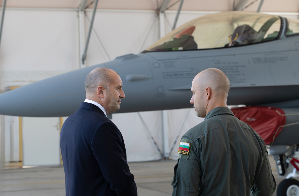 Само ентусиазмът и отговорността на летателния и инженерно технически състав не