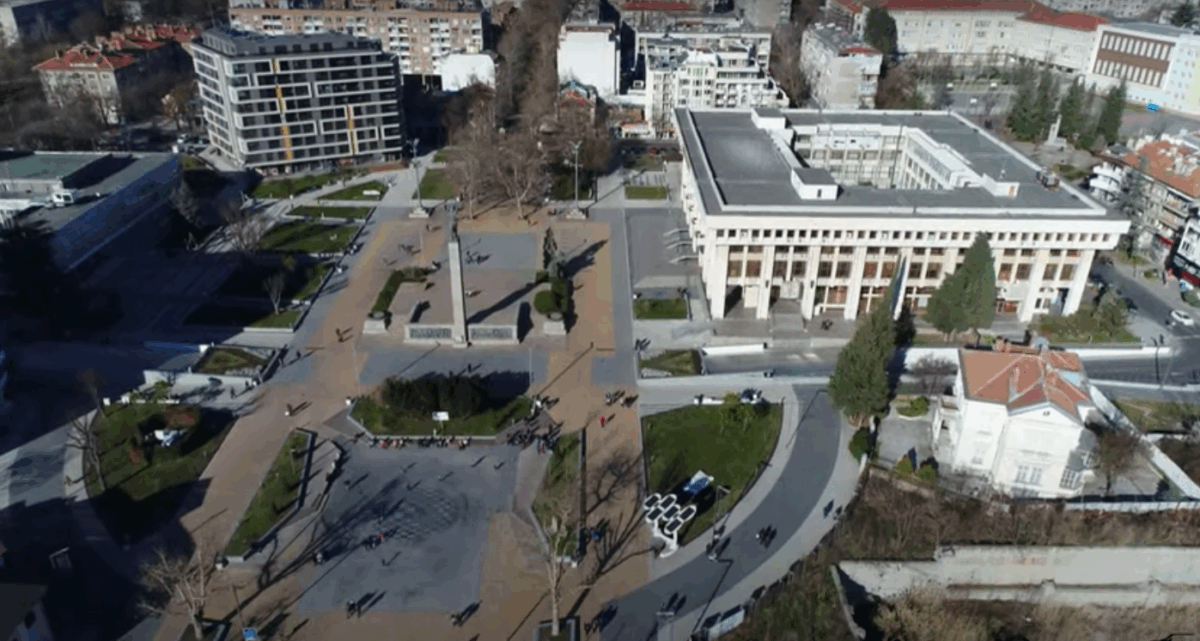 С видео заснето на 29 юли на емблематичния пл Тройката