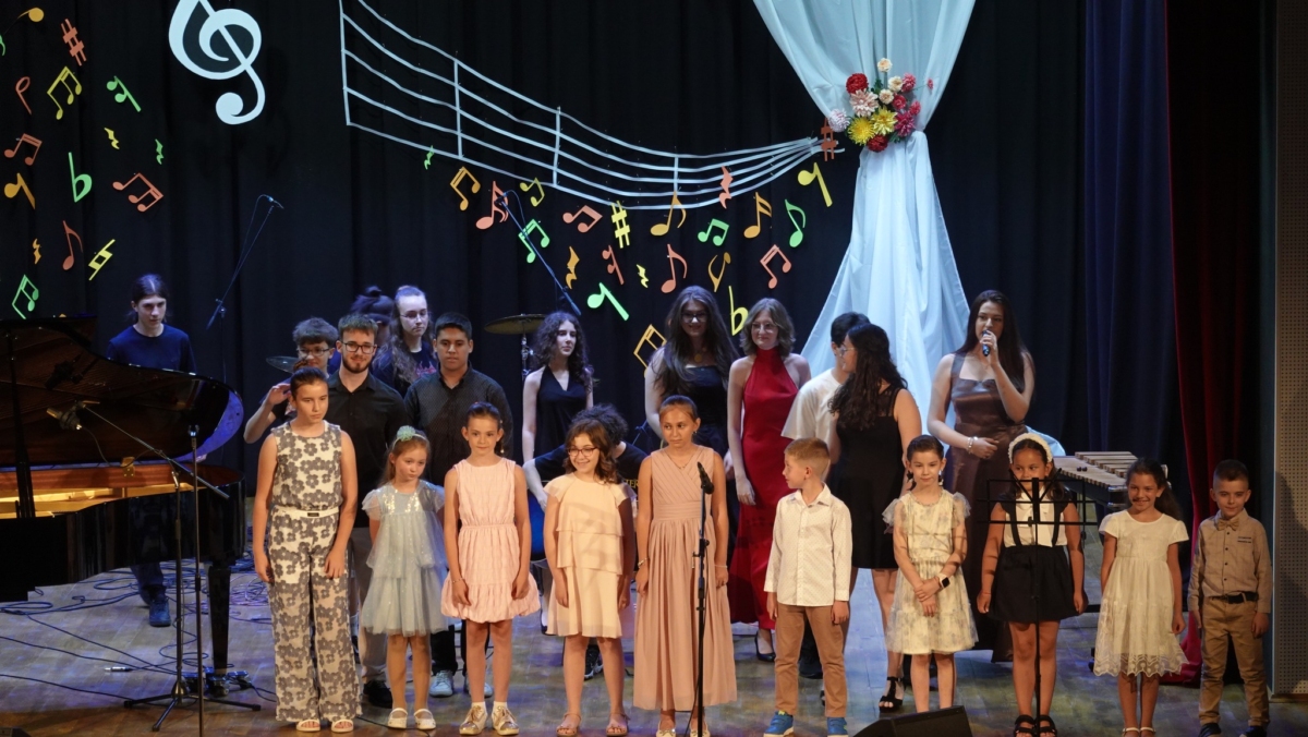 Учениците на Обединената школа по изкуствата Добри Христов към НЧ