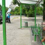 Поставяне на нови стъкла на спирка в Разград.