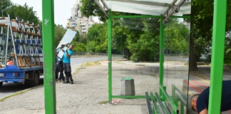 Поставяне на нови стъкла на спирка в Разград.