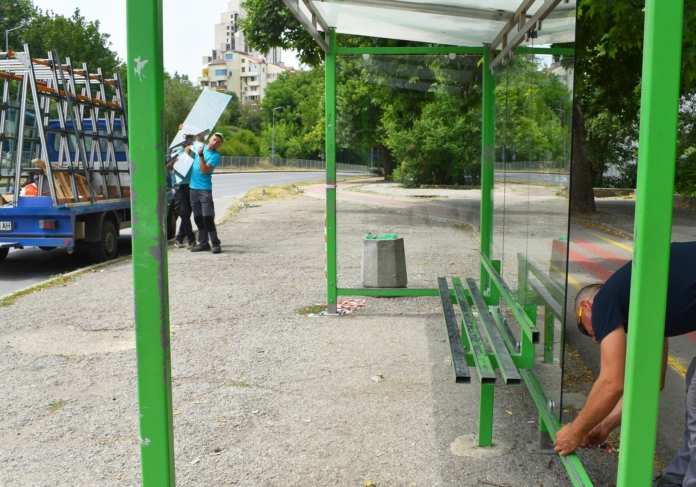 Поставяне на нови стъкла на спирка в Разград.
