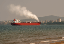 Танкер обгазява Бургас