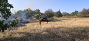 Голям пожар в Сливница! Над 50 военни се борят с огнената стихия! 1 Военни гасят пожара в Сливница