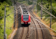 Влак по железопътна линия