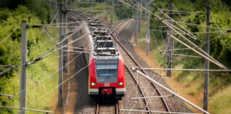 Влак по железопътна линия