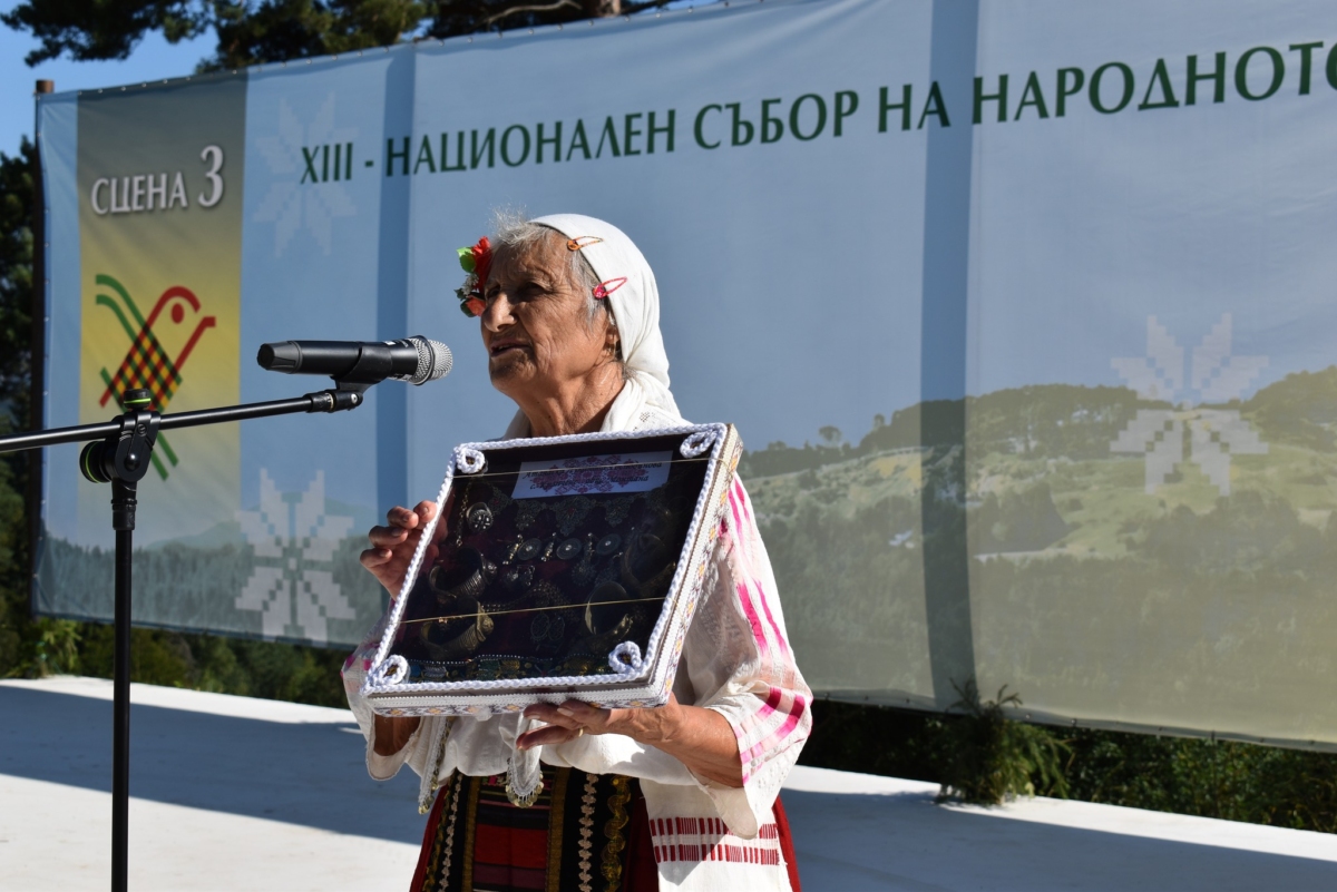 Само златни медали за самодейците от община Монтана от събора в Копривщица 1 Седем отличия и юбилейни медали за представителите на областта в 13-ото издание на фестивала