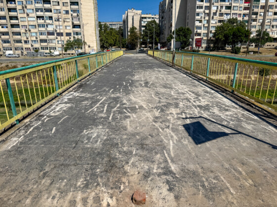 По време на ремонта ще бъдат извършени възстановителни работи по преградните пана и ще бъде положена нова бетонова настилка.