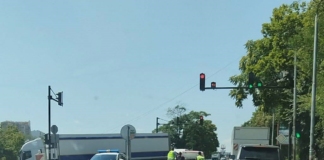 Служители на МВР помогнаха да се изведе автомобил от ключов булевард във Велико Търново.