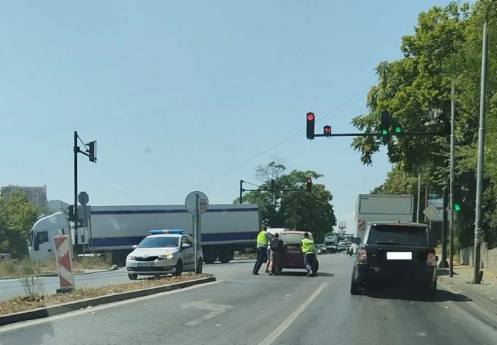 Служители на МВР помогнаха да се изведе автомобил от ключов булевард във Велико Търново.