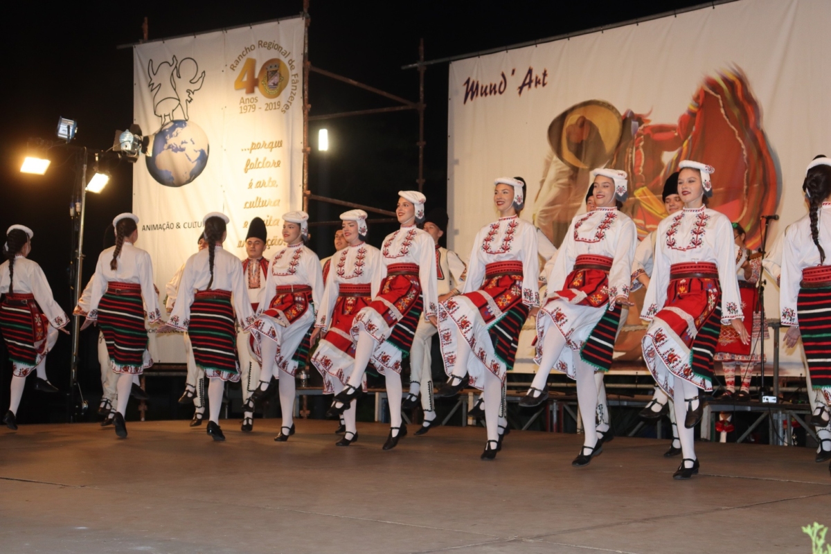 Представителен танцов ансамбъл Пъстрина при с художествен ръководител и