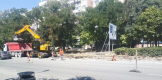 Багерите копаят отново около "Трапезица"