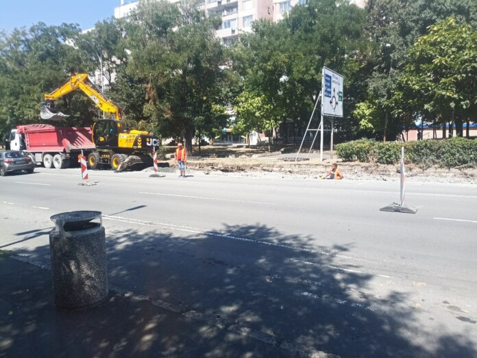 Багерите копаят отново около "Трапезица"