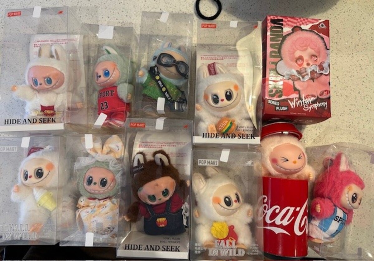 В неназован индустриален комплекс в покрайнините на Лондон полицейски микробуси