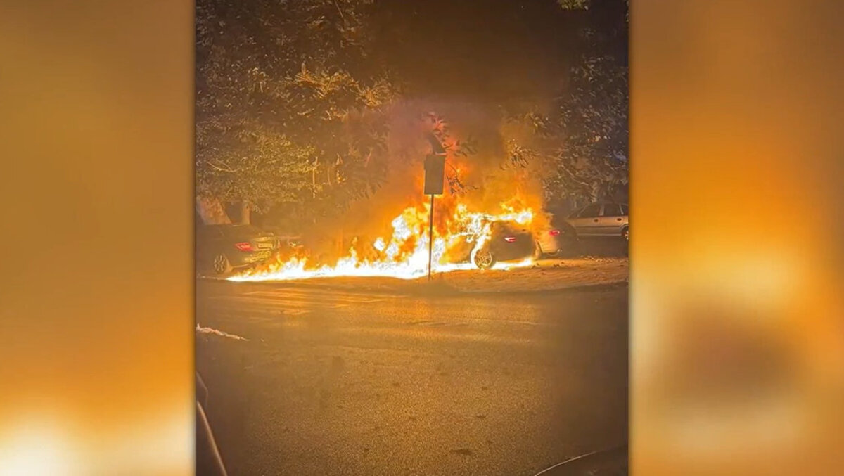 Тази нощ в Козлодуй изгоря лек автомобил а зрелищната гледка