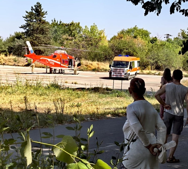 Медицински хеликоптер кацна днес следобед на обособената площадка в двора
