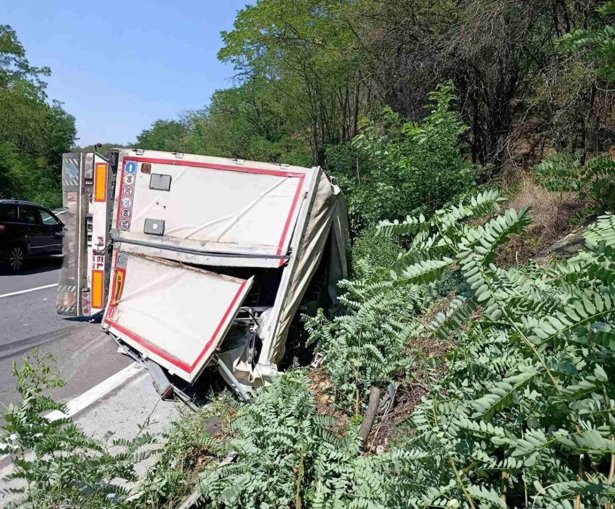 Заради обърнал се встрани на пътното платно товарен камион с