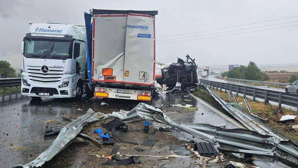 Ограничено е движението при км 16 на АМ Хемус  в посока Варна поради