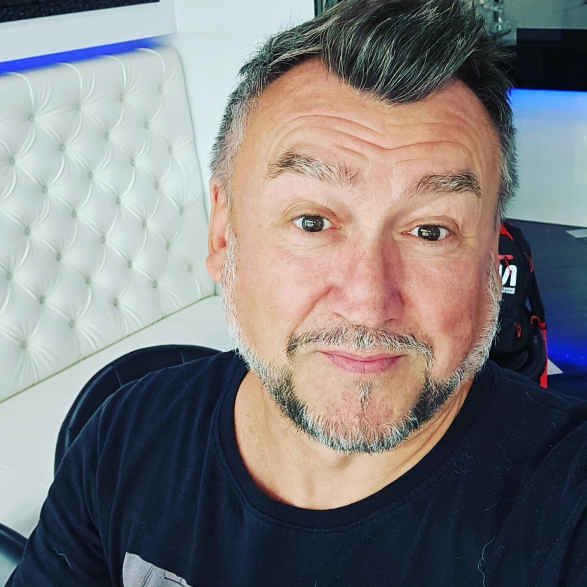 който преди дни предизвика бурни реакции заради неприличен жест