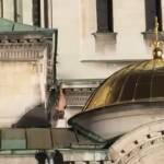 Полугол мъж се катери по „Св. Александър Невски“ пред очите на минувачи (ВИДЕО) Полугол мъж се катери по „Св. Александър Невски“