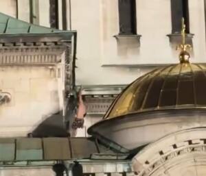 Полугол мъж се катери по „Св. Александър Невски“