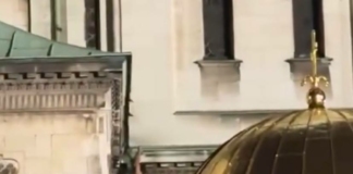 Полугол мъж се катери по „Св. Александър Невски“