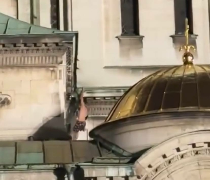 Полугол мъж се катери по „Св. Александър Невски“