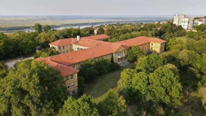 Болницата в Оряхово е първата в Северозападна България и една от най-старите в страната.