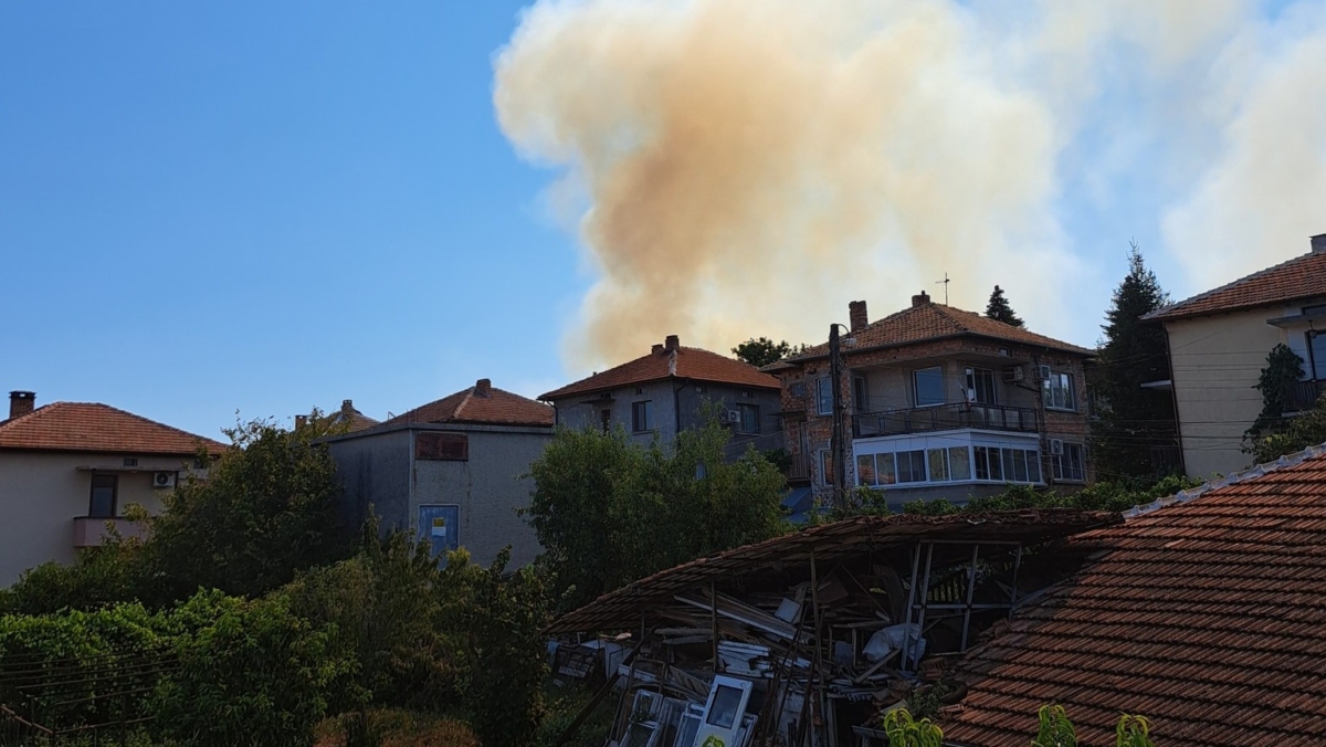 Голям пожар е възникнал в Това съобщават очевидци в