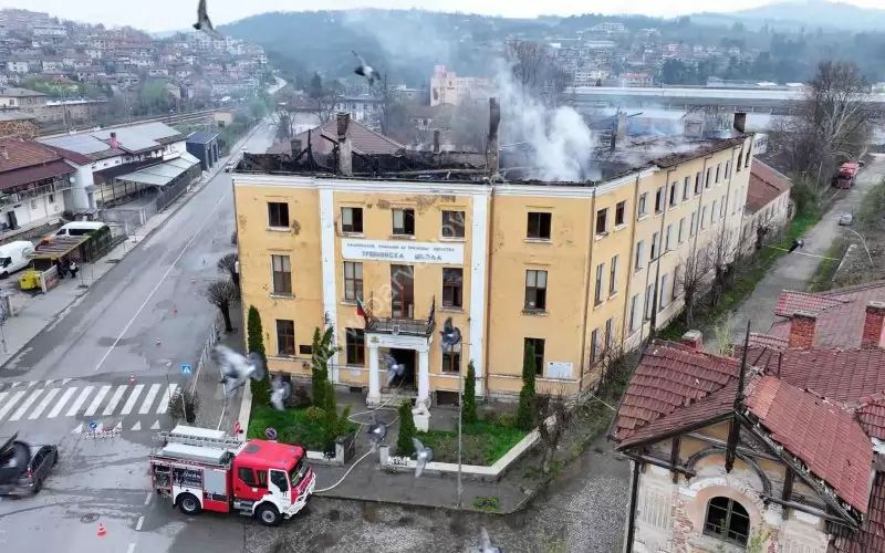 На 4 април пожар изпепели покрива на Националната гимназия по