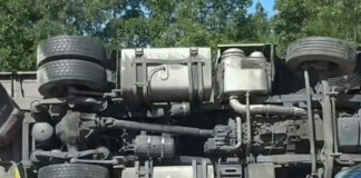 Преобърнатият камион