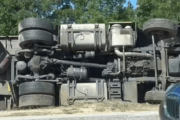 Преобърнатият камион