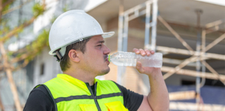 Работник на открито през лятото