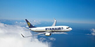 Самолет на "Райънеър"