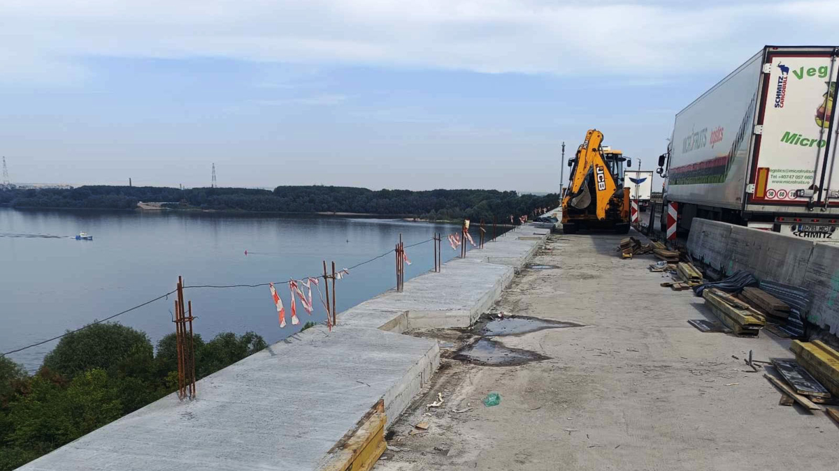 Монтират се реставрираните стълбове при основния ремонт на Дунав мост