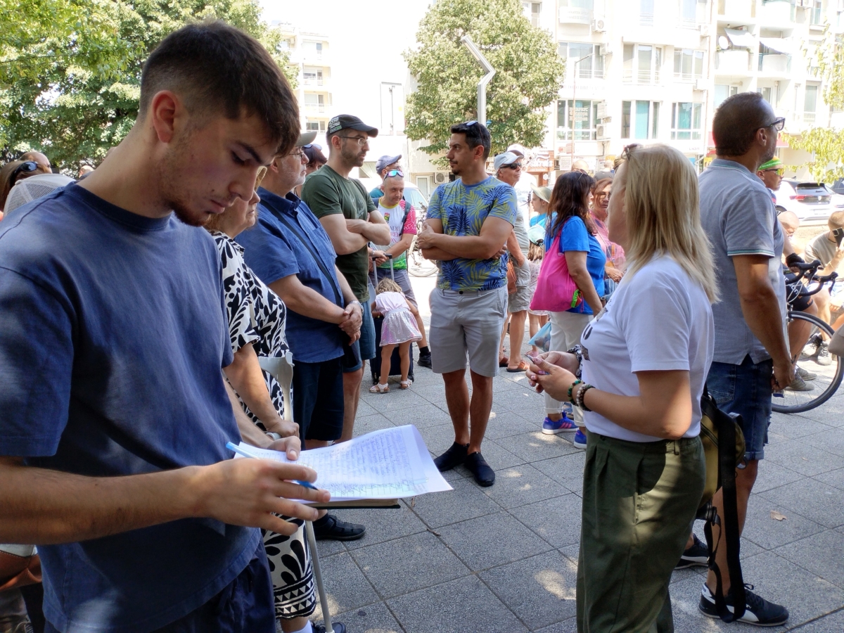 Продължава протестът пред Съдебната палата в Бургас с искане за