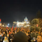На фона на протести и насилие по улиците на Сърбия: Вучич налага още по-тежки репресии в страната Протести в Сърбия.
