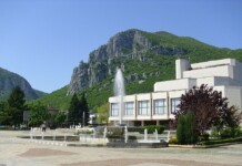 Драматично-кукленият театър във Враца