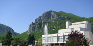 Драматично-кукленият театър във Враца