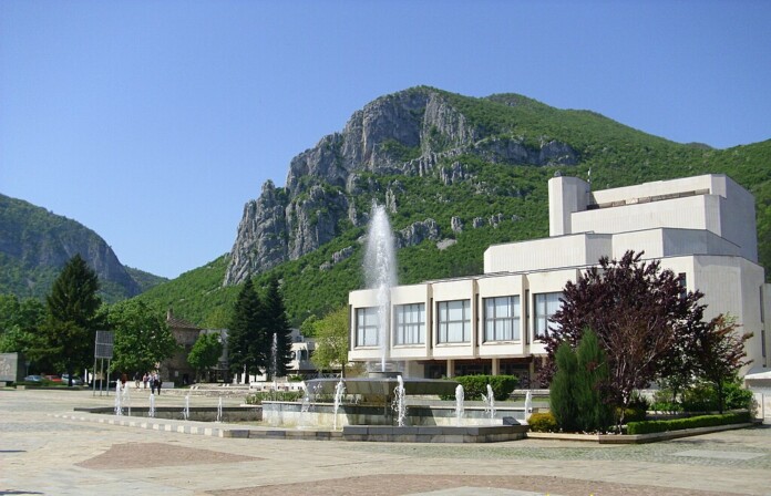 Драматично-кукленият театър във Враца