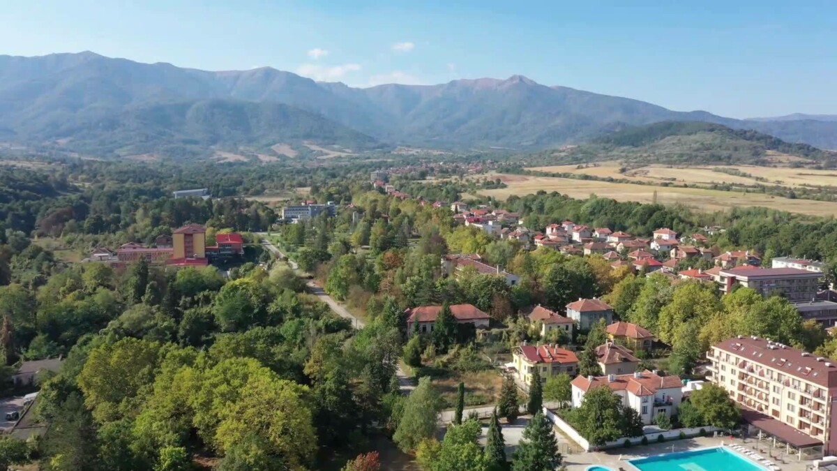 е едно от най старите и най известни балнеоложки курортни селища в