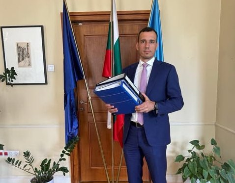 Васил Терзиев с получените документи Васил Терзиев с получените документи