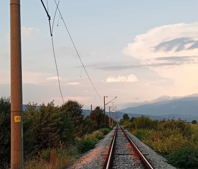 Влакове са блокирани след вандалски акт