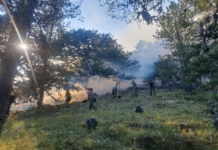 Военни гасят пожар