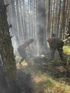 Военни гасят пожара