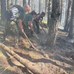 Военни гасят пожара
