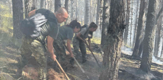 Военни гасят пожара