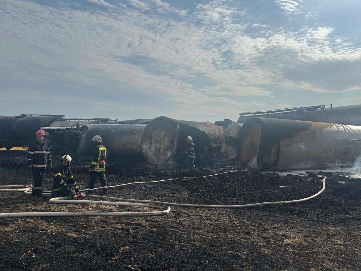 Дерайлирали цистерни с дизелово гориво предизвикаха пожар край с Пясъчево