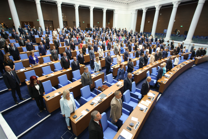 публикува два последователни поста във Facebook в които остро осъжда