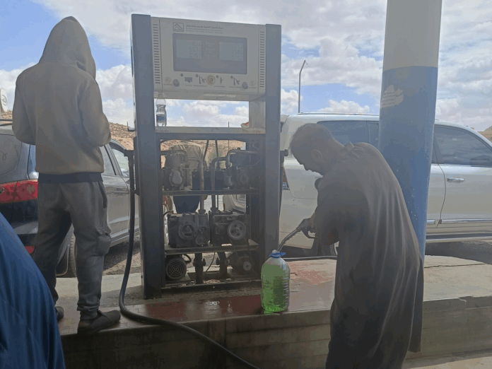 Бензиностанция в Либия